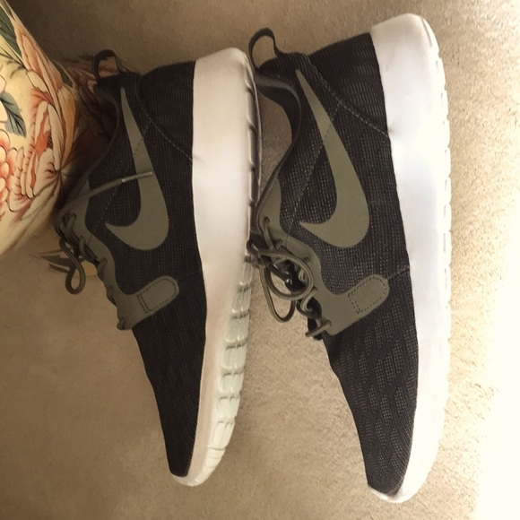 Nike, Roshe One Running Shoe, Size 8 - Picture 4 of 7